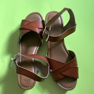 Strap, he sandals, with a thick heel